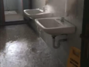 Si rompe un tubo all'istituto Majorana di Moncalieri: bagno allagato, cadono pannelli da un controsoffito