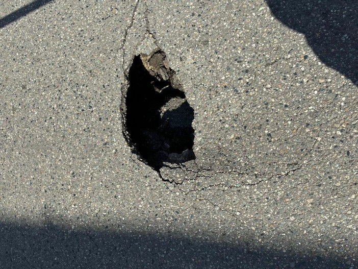 San Donato, l'asfalto cede e si forma una buca profonda