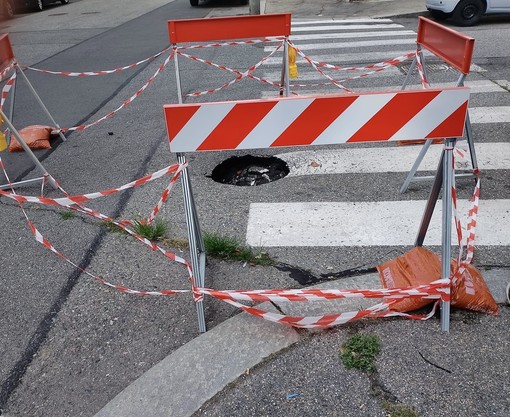 Via Vandalino, la buca ‘storica’ diventa un caso: “Da luglio si chiede la chiusura”