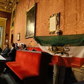 Silvio Viale sventola la bandiera dell'Iran durante il Consiglio comunale Silvio Viale sventola la bandiera dell'Iran durante il Consiglio comunale