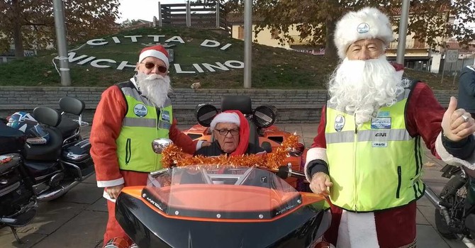 I Babbi Natale in moto colorano di rosso il centro di Nichelino I Babbi Natale in moto colorano di rosso il centro di Nichelino