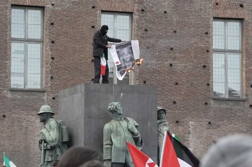 Scontri al corteo di Torino, destra contro i manifestanti: "Stanno cercando il morto" Scontri al corteo di Torino, destra contro i manifestanti: "Stanno cercando il morto"