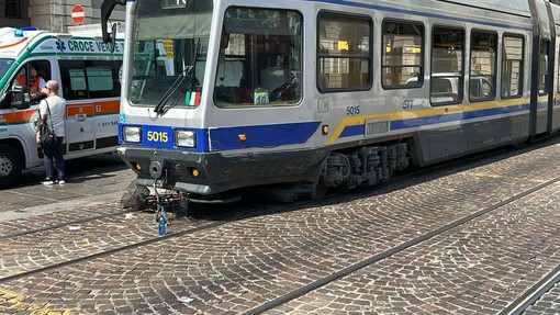 Bici sotto un tram in piazza Castello, deviata la linea 15