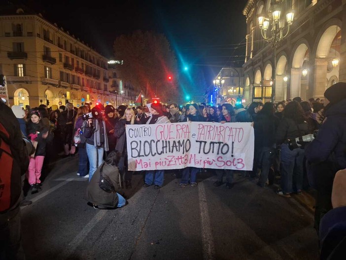 A Torino in migliaia in marcia contro la violenza di genere