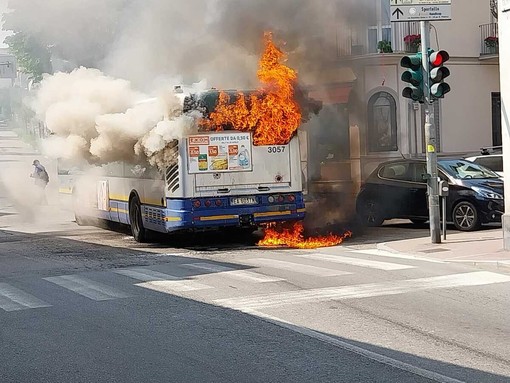 Il bus che ha preso fuoco