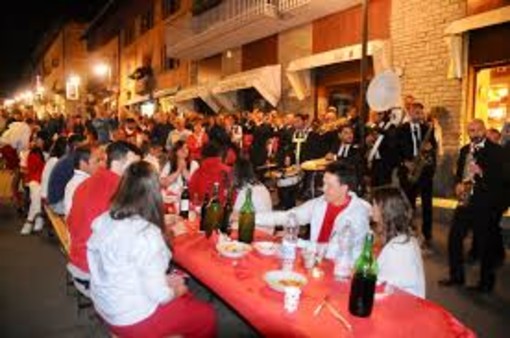 Bardonecchia rinnova la tradizione, domenica torna la cena in bianco e rosso in via Medail