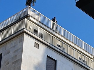 Batman affacciato su piazza Cln