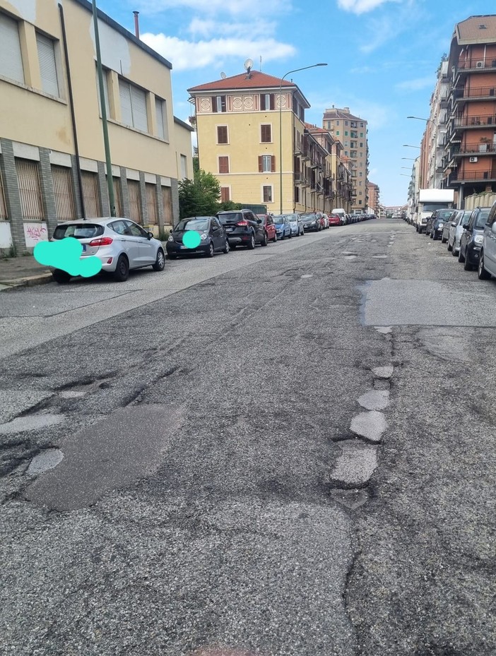 Buche e strada dissestata in via Forlì