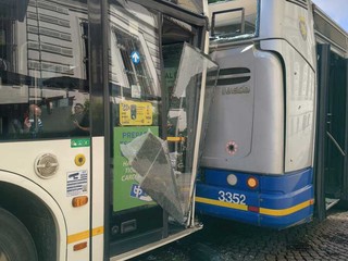 Tamponamento tra due bus in piazza Solferino