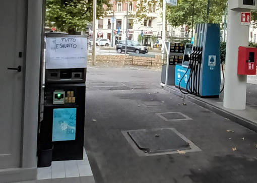 Guerra al caro pieno: Eni lancia il price cap sui carburanti da lunedì 28 settembre Guerra al caro pieno: Eni lancia il price cap sui carburanti da lunedì 28 settembre