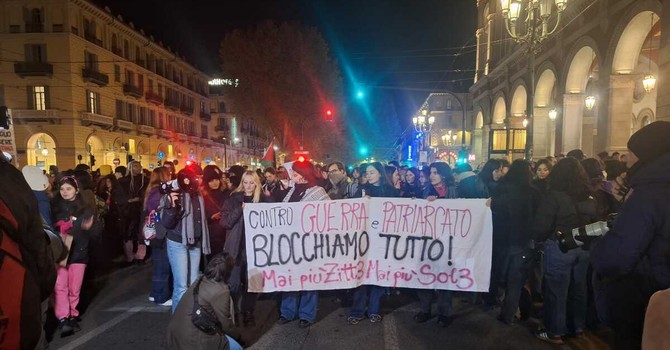 A Torino in migliaia in marcia contro la violenza di genere