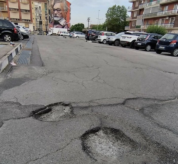 Buche e strada dissestata in via Ponchielli a Nichelino Buche e strada dissestata in via Ponchielli a Nichelino