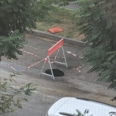 La buca di corso Corsica che resiste ai lavori di asfaltatura