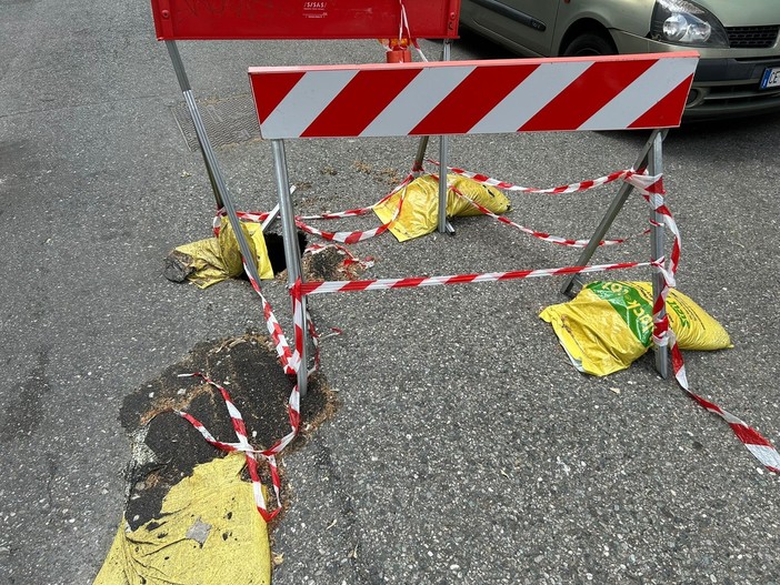 Buchi nelle strade di Borgo Filadelfia