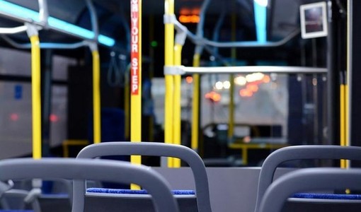 Delirio sul bus 72 di Torino, madre e figlia minacciate di morte da una donna perché "troppo felici"