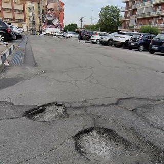 Buche e strada dissestata in via Ponchielli a Nichelino