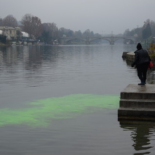 Fiume tinto di verde e casa affondata sul Po, blitz ambientalista a Torino: il significato