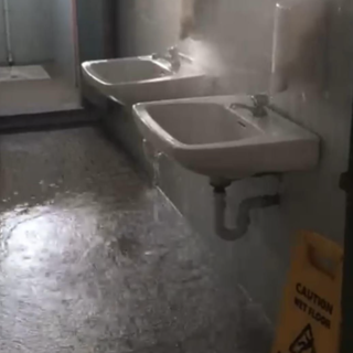 Si rompe un tubo all'istituto Majorana di Moncalieri: bagno allagato, cadono pannelli da un controsoffito