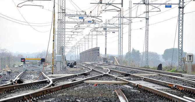 Uomo investito da un treno a Trofarello: circolazione via binari sospesa