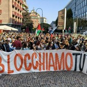 Lo striscione che accompagna la protesta degli studenti Lo striscione che accompagna la protesta degli studenti