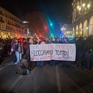 A Torino in migliaia in marcia contro la violenza di genere