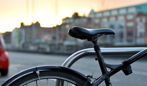 Nelle case popolari di Torino 350 posti per bici, ma anche corsi per imparare a pedalare