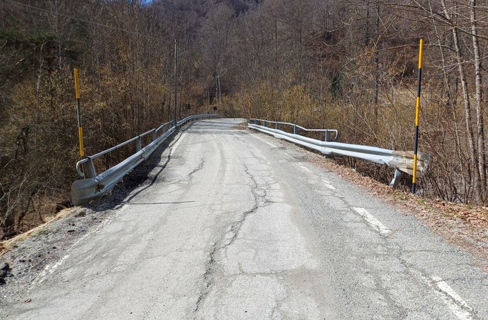 La strada è il collegamento con il fondovalle della Val Germanasca La strada è il collegamento con il fondovalle della Val Germanasca