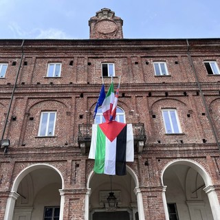 Esposta la bandiera palestinese al Comune di Chivasso