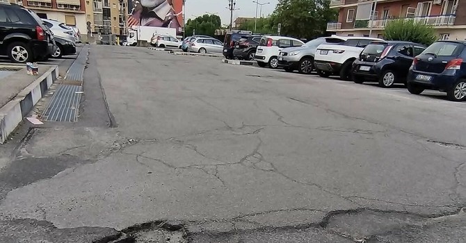 Buche e strada dissestata in via Ponchielli a Nichelino