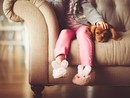 bambina seduta sul divano