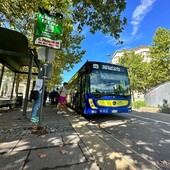 Metro chiusa, (lunga) attesa alla fermata: ogni quanto passano i bus sostitutivi? La prova [VIDEO]