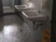 Si rompe un tubo all'istituto Majorana di Moncalieri: bagno allagato, cadono pannelli da un controsoffito