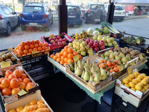 Banchi di frutta e verdura al bar Caffetteria del Re di corso Re Umberto