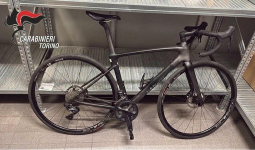Rompono i finestrini dell'auto per rubare una bici: i carabinieri arrestano una donna