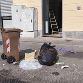 Sporcizia nel mercato di Piazza Foroni: scambio di accuse tra ambulanti e politica