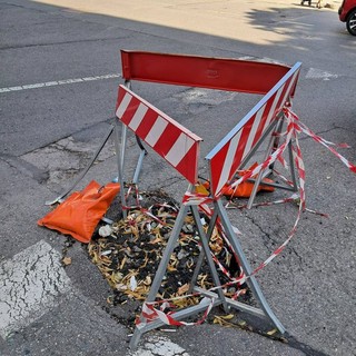 La buca dimenticata di Mirafiori Sud: “Rischio incidenti ogni giorno” La buca dimenticata di Mirafiori Sud: “Rischio incidenti ogni giorno”