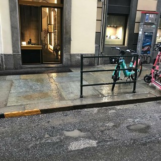 Tombini intasati in centro città: bastano poche gocce e le strade si allagano