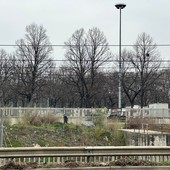 Tende e rifugi di fortuna lungo i binari del treno: a Torino la baraccopoli con vista ferrovia