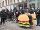 Pranzo di protesta degli studenti davanti al Burger King: &quot;Impediamo ai privati di lucrare su di noi&quot; (VIDEO)