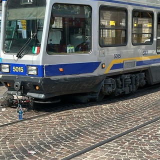 Bici sotto un tram in piazza Castello, deviata la linea 15