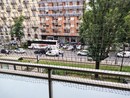 Perde il controllo del bus: abbattuti un cartellone e un albero Perde il controllo del bus: abbattuti un cartellone e un albero