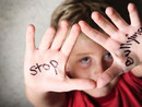 bambino con scritte sulle mani
