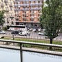 Perde il controllo del bus: abbattuti un cartellone e un albero