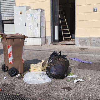 Sporcizia nel mercato di Piazza Foroni: scambio di accuse tra ambulanti e politica