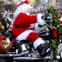 A Nichelino Babbo Natale arriva a bordo di una Harley Davidson