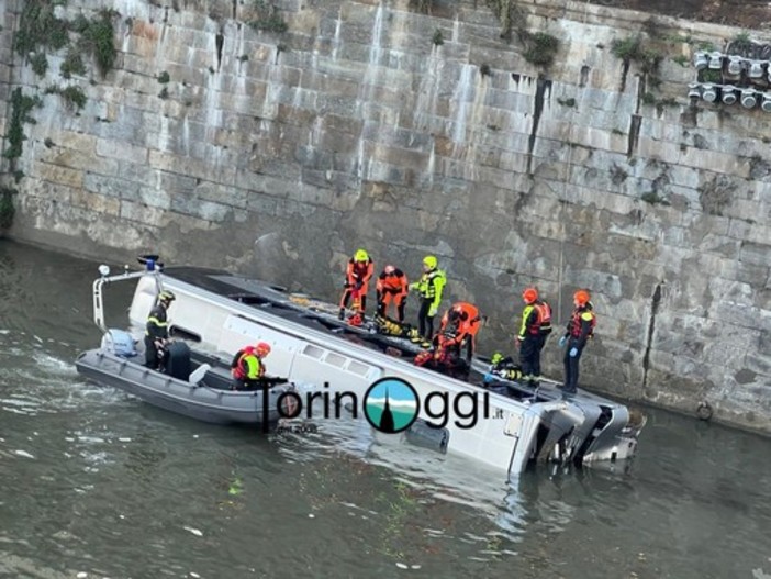 Pullman caduto nel Po, l'autopsia conferma: l'autista è morto per un malore