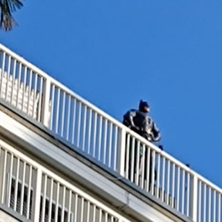 Batman affacciato su piazza Cln
