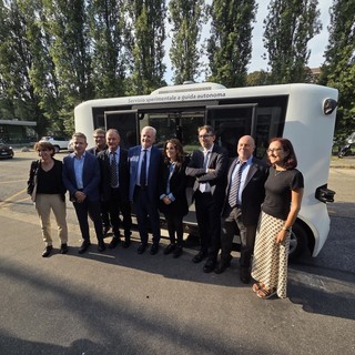 Bus a guida autonoma pronto a partire con passeggeri (e autisti) a bordo