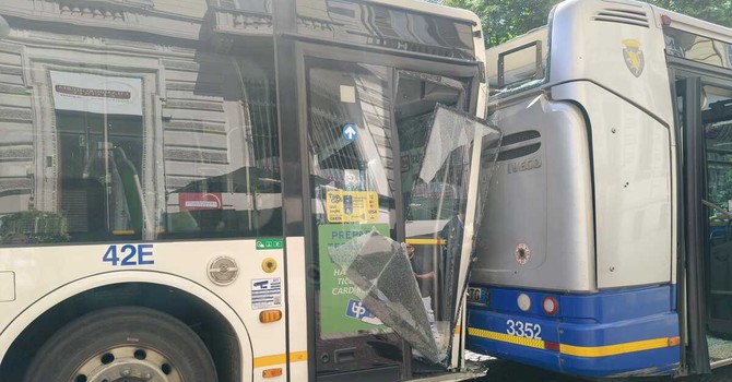Tamponamento tra due bus in piazza Solferino