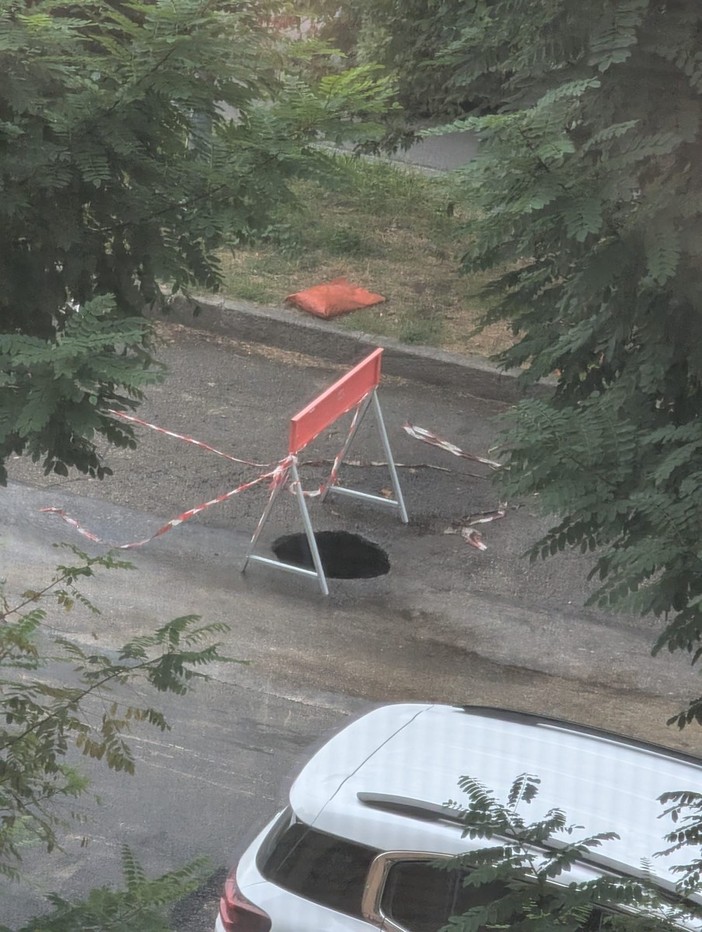 La buca di corso Corsica che resiste ai lavori di asfaltatura La buca di corso Corsica che resiste ai lavori di asfaltatura